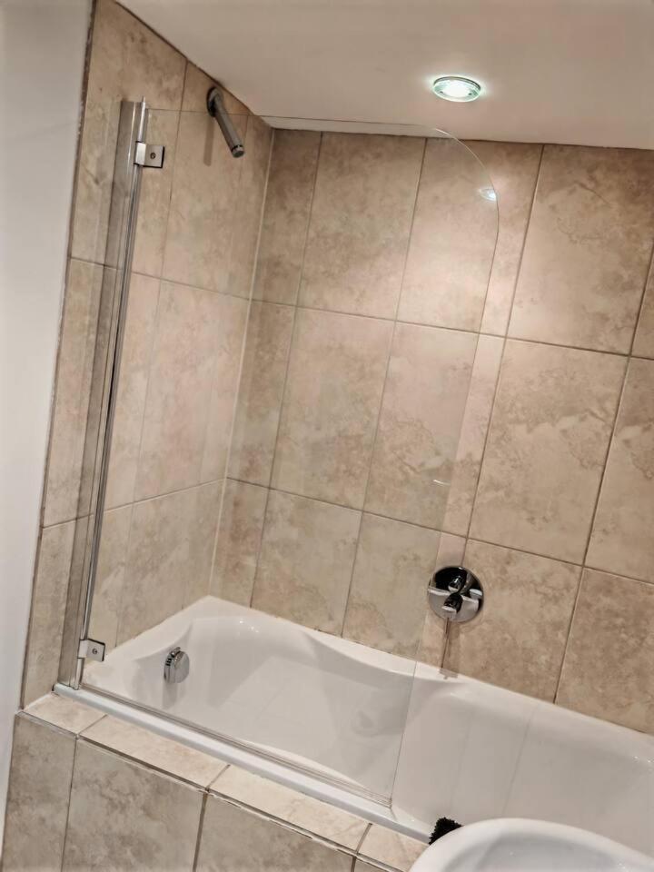 Lovely 1 Bedroom Apartment With Free Parking & Gym Kirkburton 外观 照片