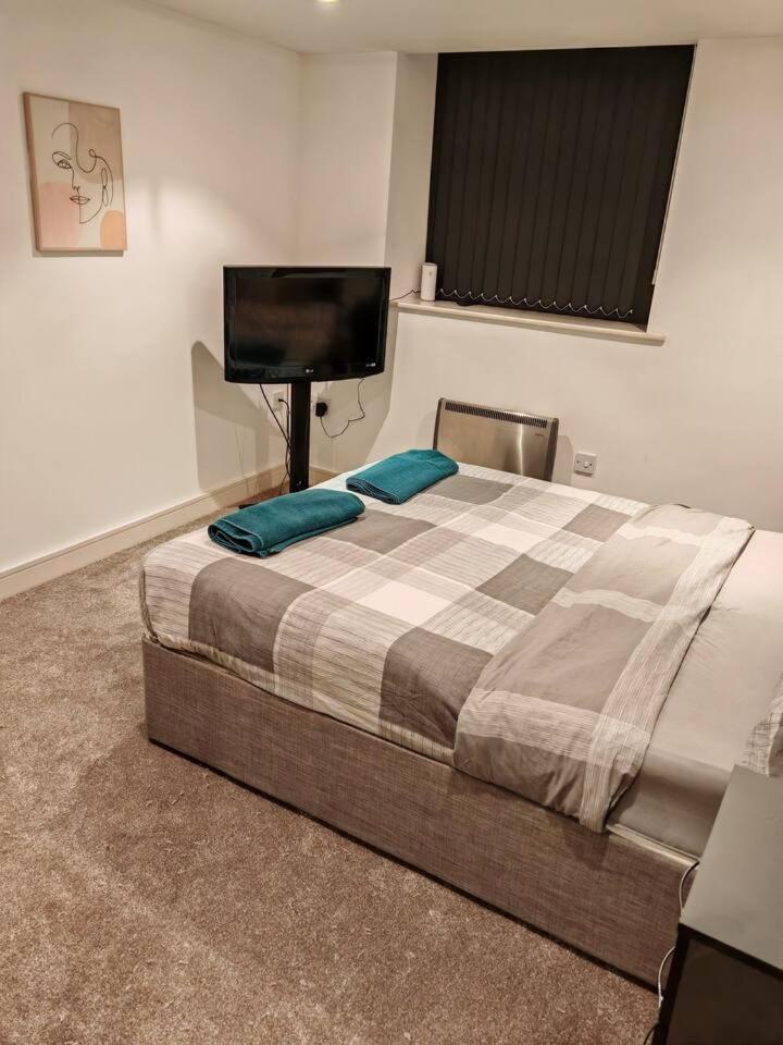 Lovely 1 Bedroom Apartment With Free Parking & Gym Kirkburton 外观 照片