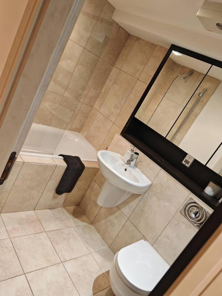 Lovely 1 Bedroom Apartment With Free Parking & Gym Kirkburton 外观 照片