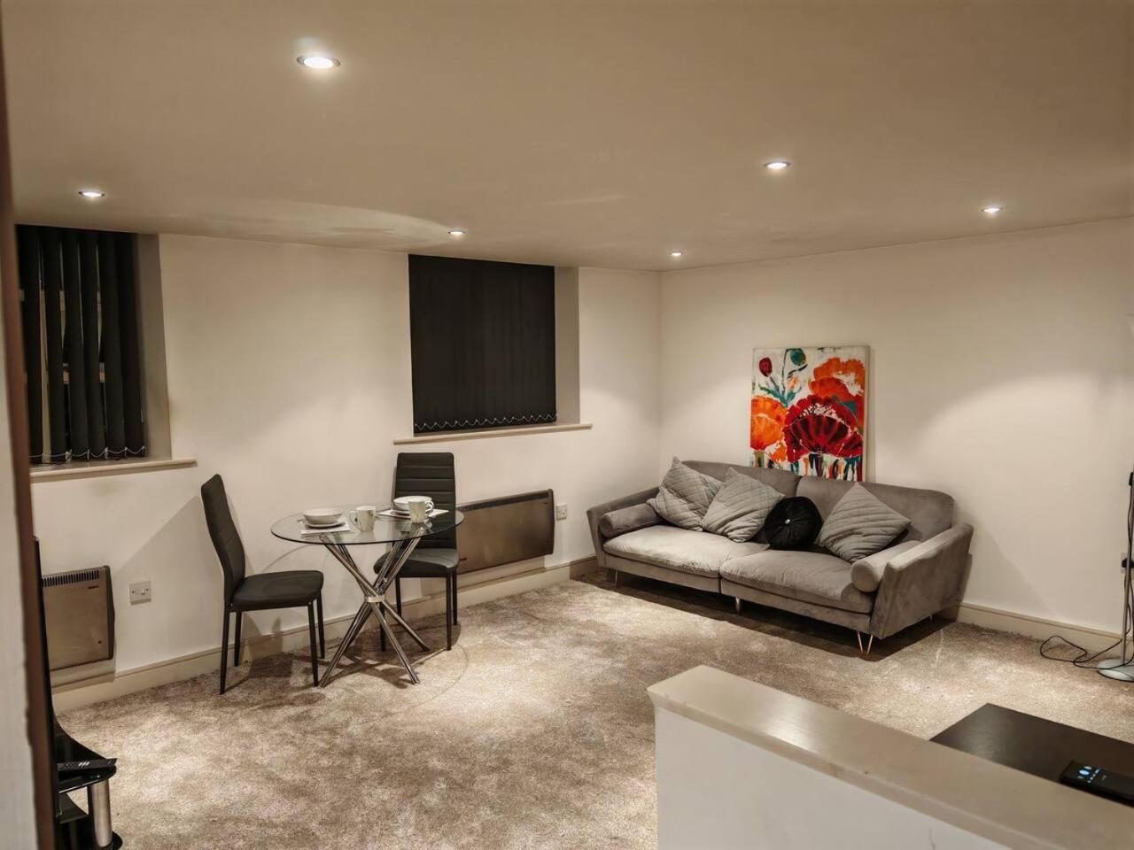 Lovely 1 Bedroom Apartment With Free Parking & Gym Kirkburton 外观 照片