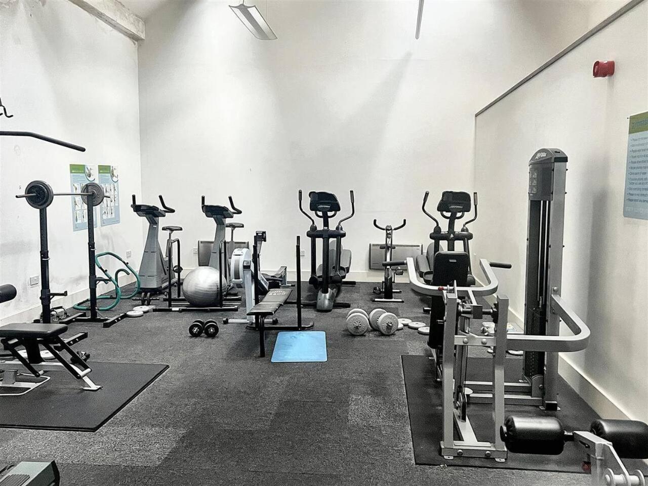 Lovely 1 Bedroom Apartment With Free Parking & Gym Kirkburton 外观 照片