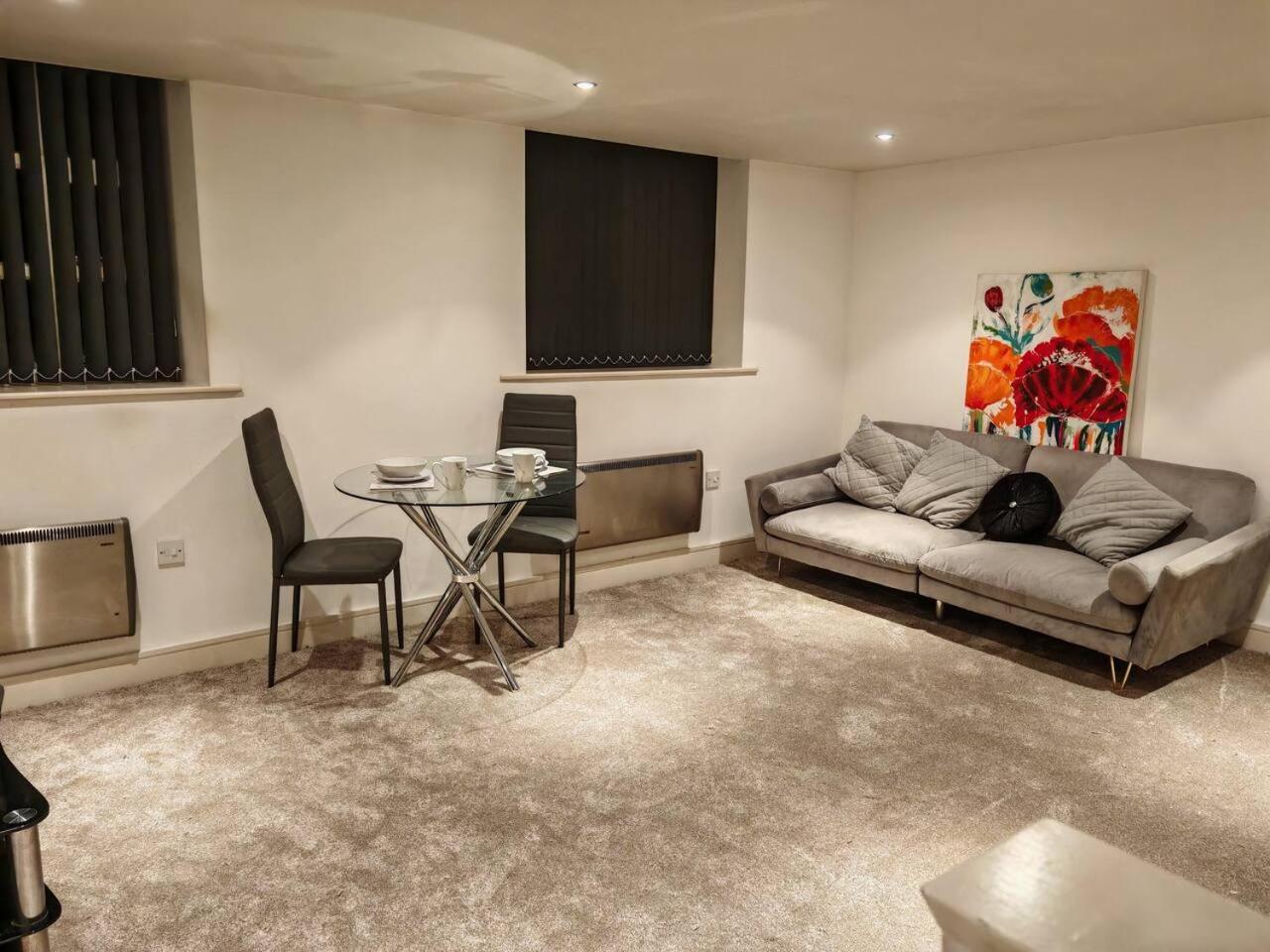 Lovely 1 Bedroom Apartment With Free Parking & Gym Kirkburton 外观 照片